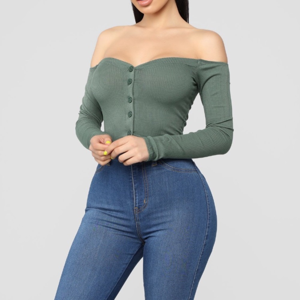Talk that talk off shoulder top 🤪 TRADES ONLY🤪